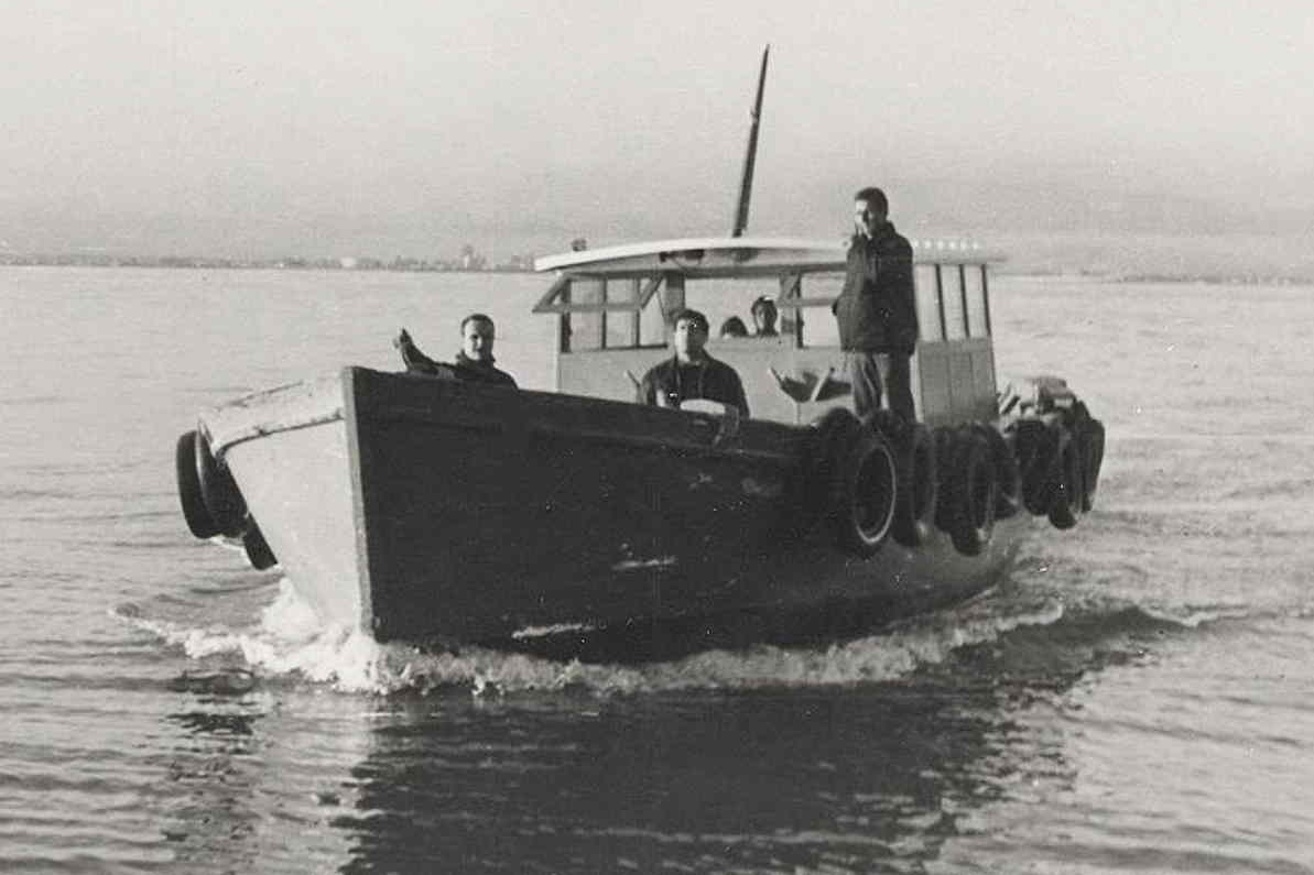 1960 – Pruebas de mar de la primera lancha Consulmar en el puerto de Castellón.